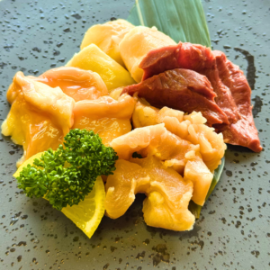 肉寿司2貫orホルモン盛り1皿無料